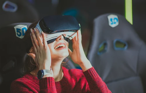 Virtual Reality (VR)